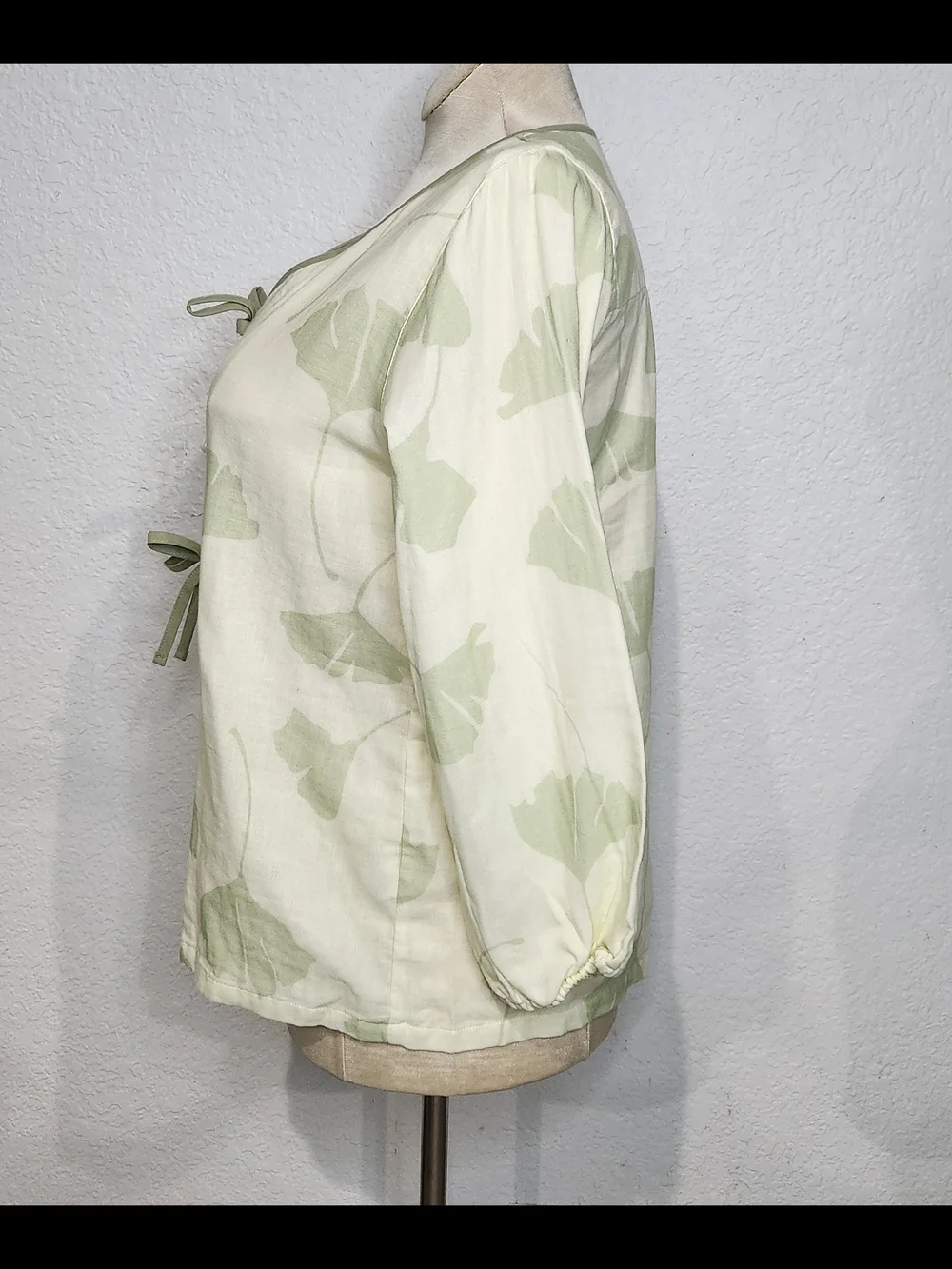 Ownkoti Ginkgo Light Green Leaf Print Pajama Women’s Top with Tie Closures